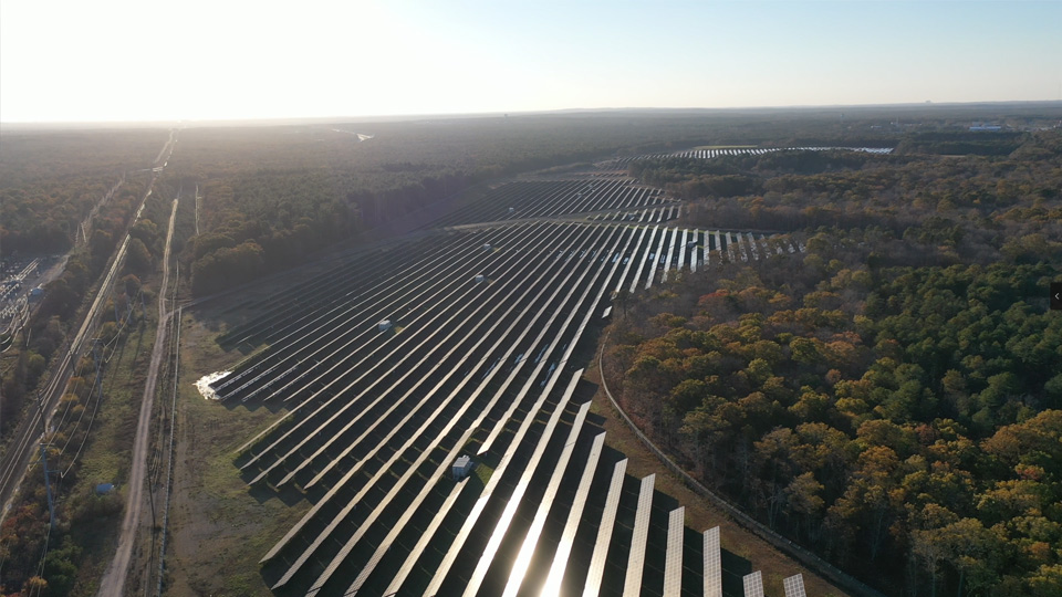 A fotografia aérea do drone da usina de energia solar é tão espetacular!